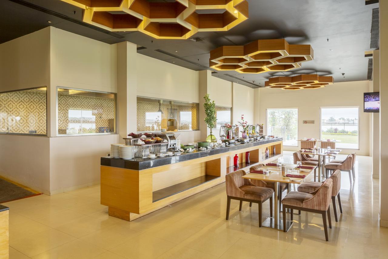 Hotel Naveen Lakeside Hubli Kültér fotó