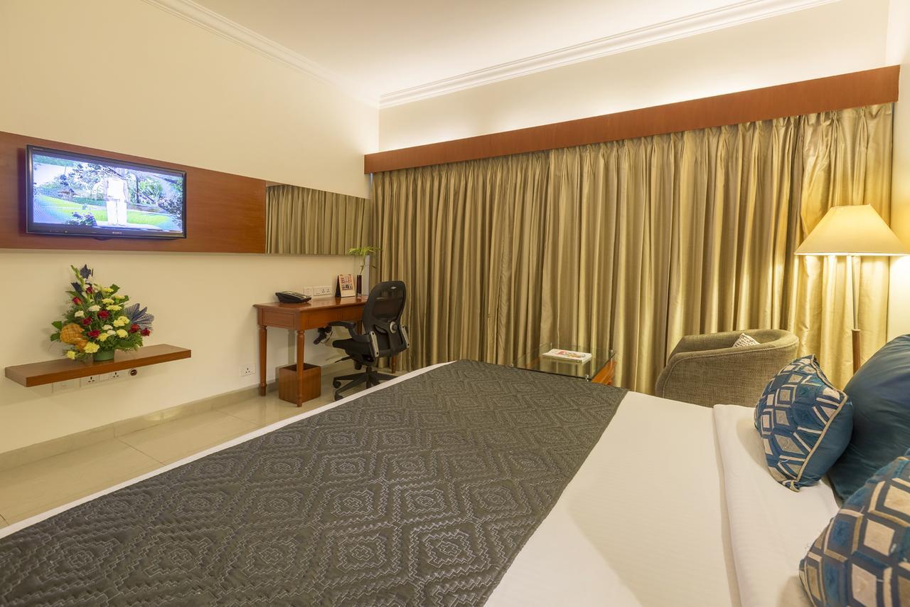Hotel Naveen Lakeside Hubli Kültér fotó