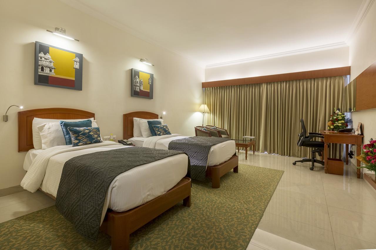 Hotel Naveen Lakeside Hubli Kültér fotó