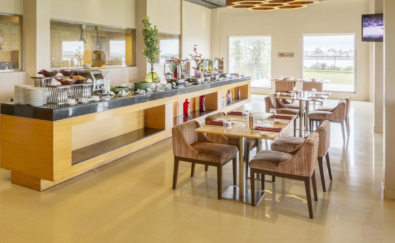 Hotel Naveen Lakeside Hubli Kültér fotó