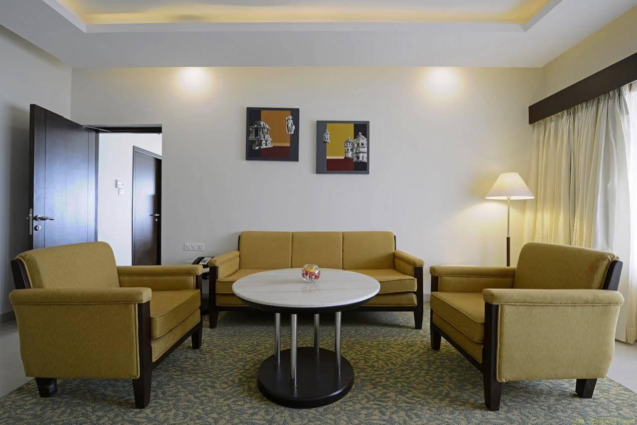 Hotel Naveen Lakeside Hubli Kültér fotó