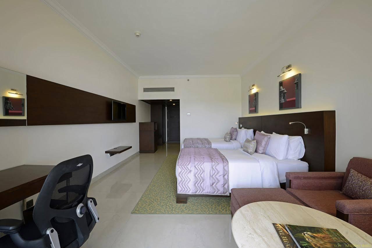 Hotel Naveen Lakeside Hubli Kültér fotó